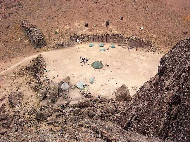 At foot of the Lava Tower there is a camp site (4600m).