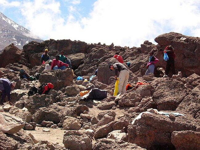 Two hours rest and a good lunch at Barafu, then continue further down. 